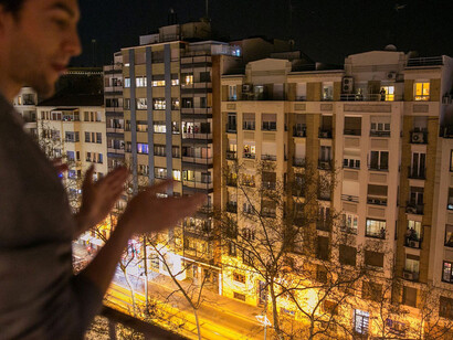 A las 20 horas, los españoles se congregaban en sus balcones para aplaudir la labor del personal sanitario 