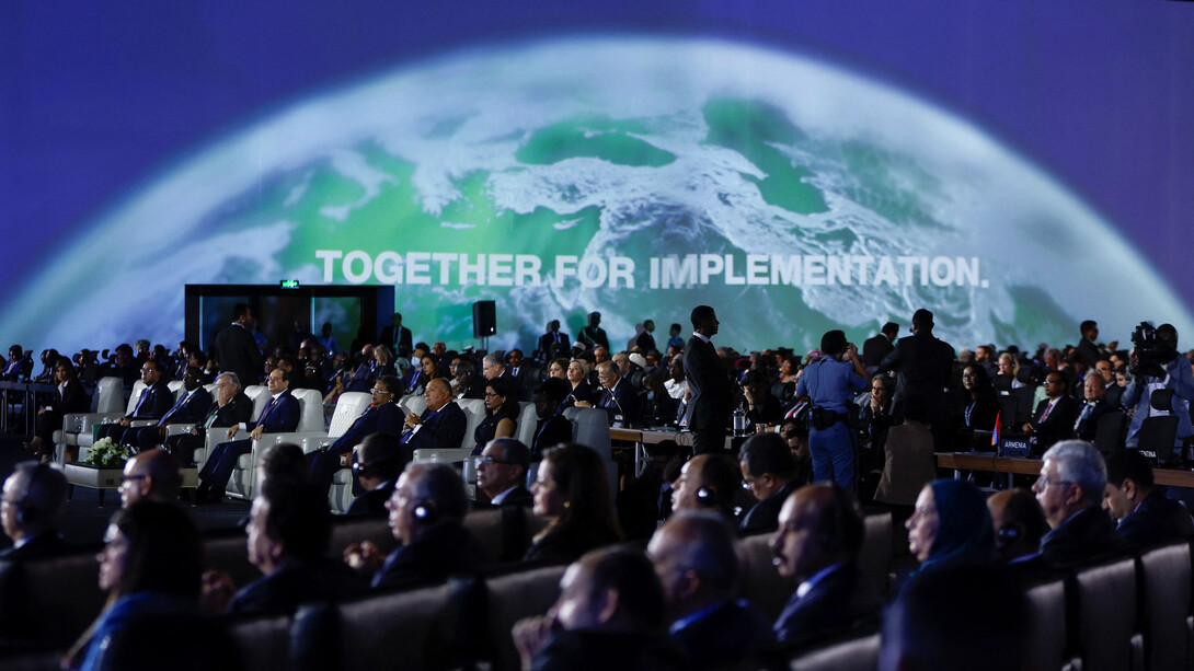 Invitados en el salón principal de la COP27 celebrado en el balneario egipcio de Sharm El Sheij