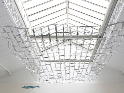 Lili Reynaud-Dewar, Live Through That (Atelier Brancusi), 2014, Vidéo blanc & noir (sans son) / Black & white video (mute), 7 min 35 sec, © Lili Reynaud-Dewar, © Photo. Fabrice Seixas, Courtesy the artist and kamel mennour, Paris
