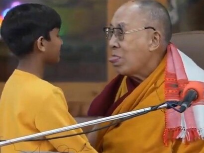 Dalai Lama gera polêmica após pedir para menino "chupar sua lingua"