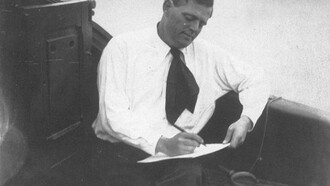 Jack London mentre scrive a bordo.