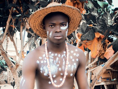 O boi transforma-se então num lindo mancebo negro e forte por quem a bondosa Codezinha se apaixona