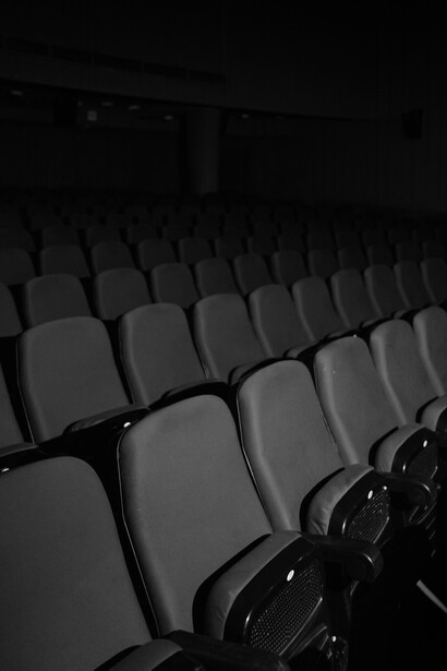 Peor que la negrura total, ahora los avances del próximo estreno bombardean la pantalla de claroscuros y sonidos estruendosos