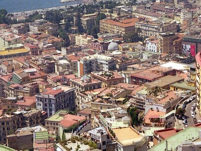 Con il Vesuvio che si staglia all'orizzonte e il Golfo che abbraccia la città, Napoli è un luogo di straordinaria bellezza, dove la passione per la vita si respira in ogni angolo. Campania, Italia