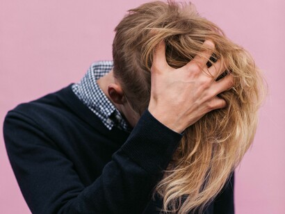 Joven sobre fondo rosa