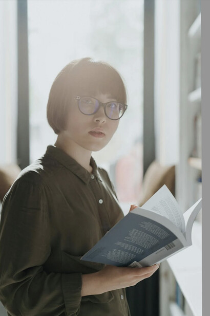 Joven estudiante consultando un libro