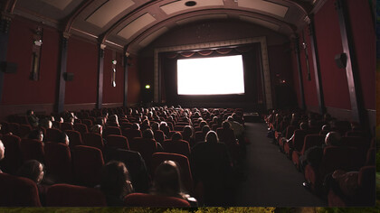 En el cine con el teléfono prendido
