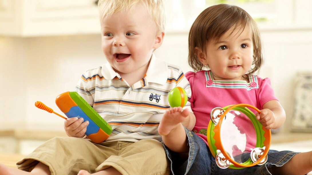 Dos niños aprendiendo a hacer música