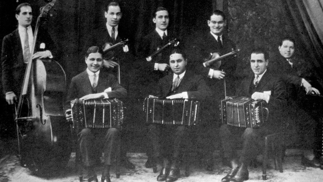 Orquesta Típica (span. Typisches Orchester) bezeichnet die Tangoorchester, die sich zwischen 1915 und 1920 in Argentinien und Uruguay zu entwickeln begannen