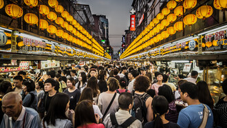 Crowds of tourists exploring the seafood night market in Keelung, Taiwan