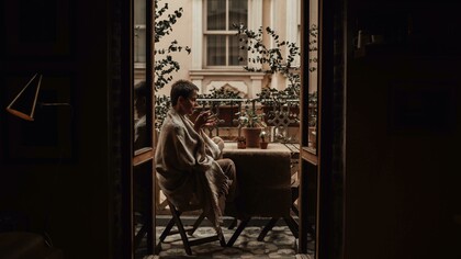 Balconear es una expresión que refiere a la acción de contemplar la calle a través del ventanal de un bar. A pesar de ser una práctica muy extendida en su cultura, los argentinos ya no pueden darse ese "lujo"