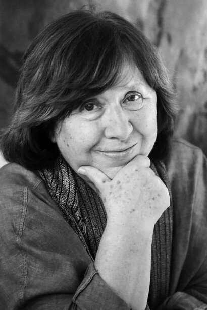 En 2015, Svetlana Alexiévich se convirtió en la primera autora de no ficción en ganar el Premio Nobel de Literatura, destacándose por su estilo documental y su enfoque en la memoria colectiva