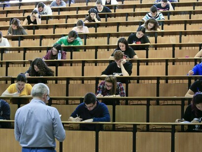 Estudiantes en un examen