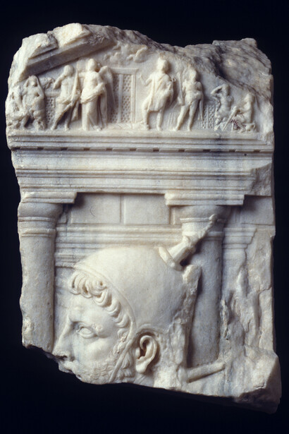 Frammento di rilievo con testa di un flamen e il Tempio di Quirino sul Quirinale, Roma, Museo Nazionale Romano inv. 310251, marmo: su concessione del Ministero della Cultura - Museo Nazionale Romano (foto L. De Masi)