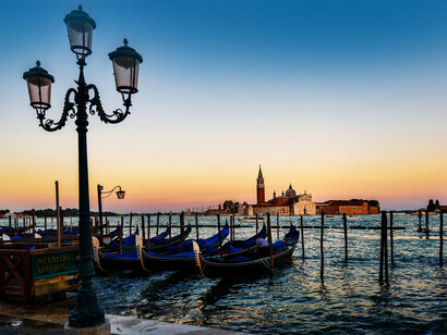 Venezia, Italia. Quei muri non ce li hanno messi gli alieni: sono il frutto dell'ingegno, della tenacia, della volontà straordinaria di questi ragazzi di cui nessuno si ricorda più!