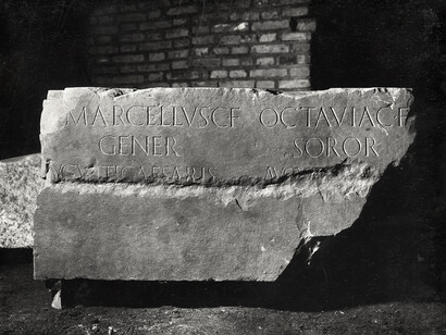 Llegada la época fascista, en los años treinta, se proyecta la restauración del monumento