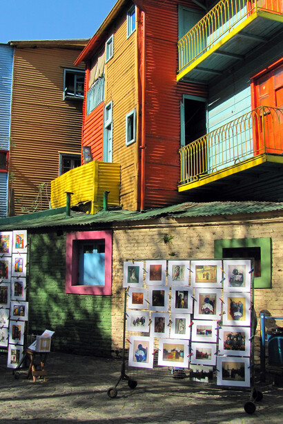 Caminar por estos barrios es como recorrer páginas vivas de la historia urbana de Argentina