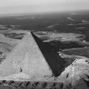 Mittelholzer earned international fame with his flights to distant lands. This photograph shows the Pyramid of Giza. ETH Library, Zurich