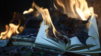 Lettere bruciate. Il fuoco infatti purifica tutto e mentre da un lato elimina ogni traccia di scrittura, le lettere bruciate si imprimono nell’anima dell’individuo e la loro cenere ne ricopre la conoscenza solo transitoriamente