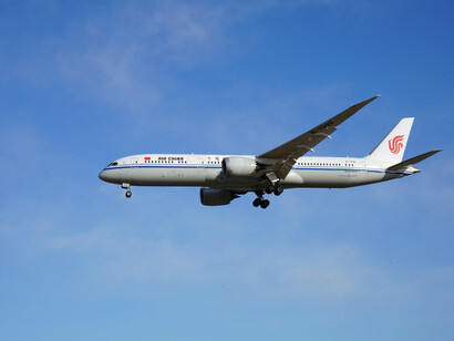 Aereo nel cielo azzurro del primo mattino