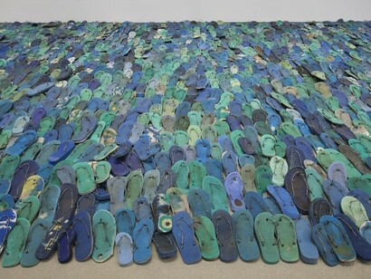Tony Capellán, Mar Caribe (detail), 1996
Installation view Pérez Art Museum Miami, Plastic and rubber sandals with barbed wire, Collection Museo de Arte Moderno de la República Dominicana, Photo: Oriol Tarridas