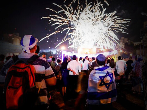 El Año Nuevo se conoce con el nombre de Rosh Hashaná y se celebra durante el mes hebreo de tisjrei, que según el calendario gregoriano puede figurar entre septiembre u octubre