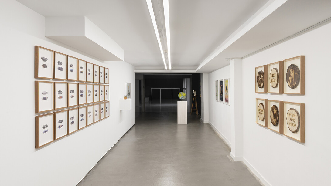 Avelino Sala, These machines kill fascism, vista de exhibición. Cortesía del ADN Galeria. Foto por Roberto Ruiz