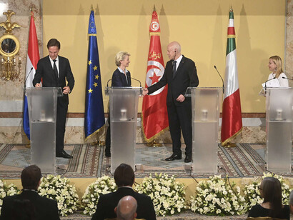 L'accord Tunisie-Union Européenne. Une partie importante est réservée au chapitre *Migration et mobilité* dans lequel, outre d'importants engagements réciproques, la coordination des opérations de recherche et de sauvetage et la lutte contre les réseaux criminels qui gèrent le trafic illicite d'êtres humains