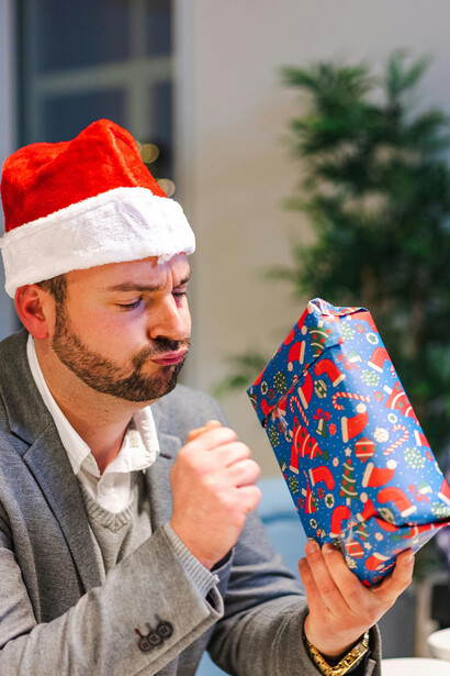 Executivo comemora ter ganhado um presente de Natal de sua equipe
