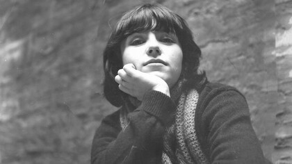 Gloria ha una prospettiva futura di funzionaria dell’UDI (Unione Donne Italiane) in quota al PCI (Partito Comunista Italiano), ragazza carismatica con eloquio fluido, determinato, convincente, sarcastico