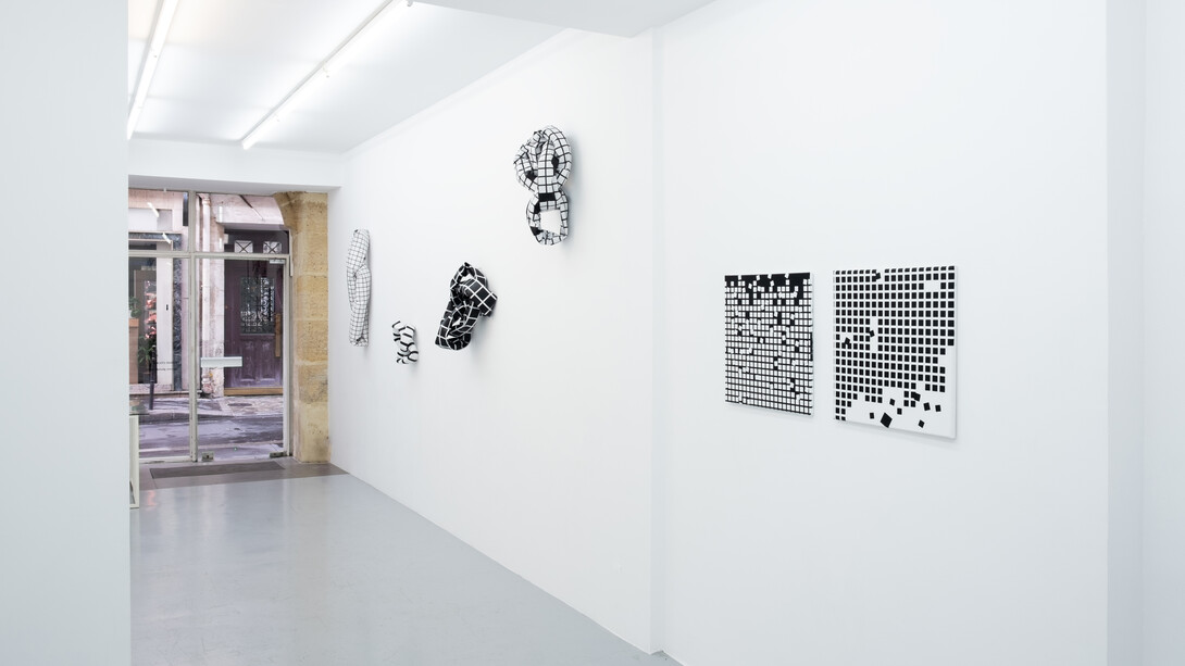 Esther Stocker, Secrets géométriques, vue de l'exposition. Avec l'aimable autorisation de la Galerie Alberta Pane