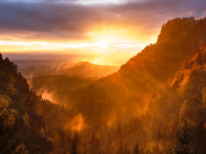 Amanecer en una montaña: el sueño de calidad colabora en el fortalecimiento del sistema inmunológico, reduce el estrés y la fatiga, ayuda a mantener el peso correcto y disminuye el riesgo de padecer enfermedades