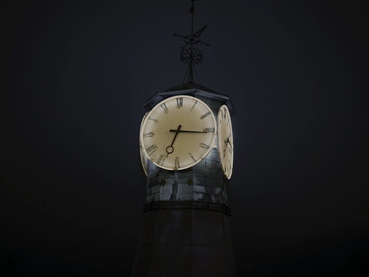 Reloj de agujas en lo alto de la torre Tre Minutter ubicada en Oslo, Noruega