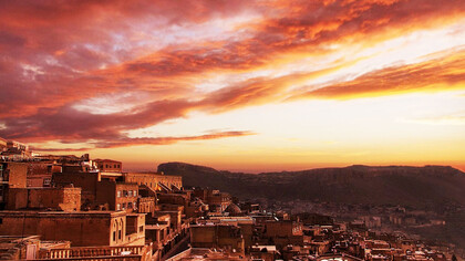 Midyat, uno de los municipios más impresionantes de Mardin, ofrece por las tardes un auténtico espectáculo visual, Turquía