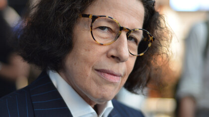 Fran Lebowitz, escritora y figura central de la escena cultural neoyorquina, ha construido una presencia pública sostenida en la lucidez, el humor crítico y una identidad innegociable