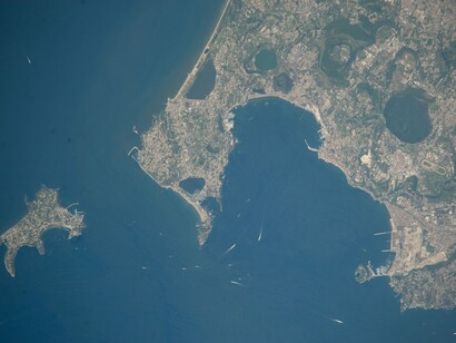 Golfo di Pozzuoli, Campi Flegrei, Monte Nuovo, Lago d'Averno, Baiae, Monte di Procida, Bacoli, Procida. Campania, Italia. Foto dalla Stazione spaziale internazionale