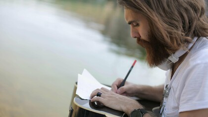 Un ragazzo che scrive 
