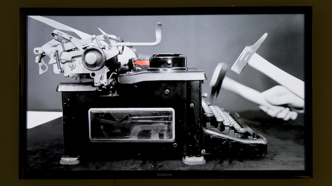 History is not mine, mounir fatmi (2012)