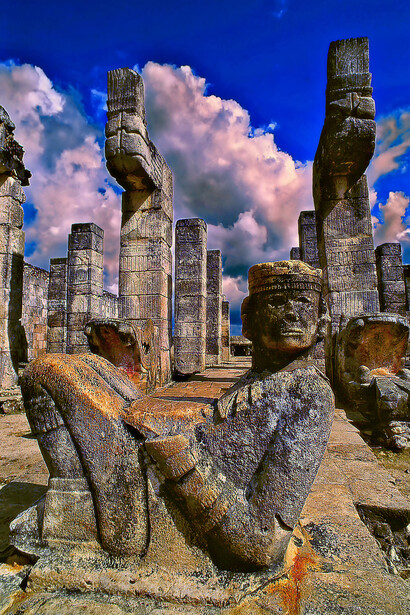 Messico – Complesso archeologico di Chichén Itzá. Tempio di Chac Mol, l’omonima statua sullo sfondo del colonnato