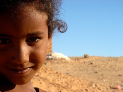 Una niña saharaui en el desierto