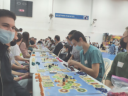 In an exclusive Hebrew event by Hobiz Company, participants engaged in unified gameplay on one side of the board before seamlessly transitioning to the other side, creating a dynamic experience heightened by synchronized dice throws