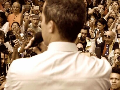 Guaidó, de espaldas, se dirige a sus seguidores