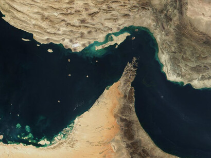 Foto de NASA. En la imagen original, el límite de la península de Musandam (enclave omaní) aparecía marcado en negro. El usuario Head ha retocado esta línea, por lo que las cadenas montañosas de esta península no se muestran con total precisión.2001. Estrecho de Ormuz