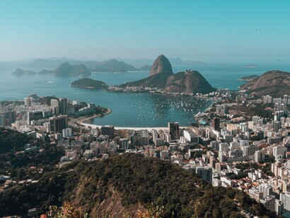 Vista aérea da cidade do Rio de Janeiro, antiga capital do Brasil. O estudo da história do Brasil no século XXI tem se caracterizado por uma integração entre abordagens micro e macro historiográficas, proporcionando uma visão mais abrangente e detalhada dos eventos históricos
 


