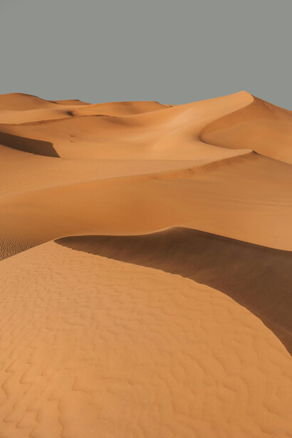 Dunas vistas no horizonte de um deserto