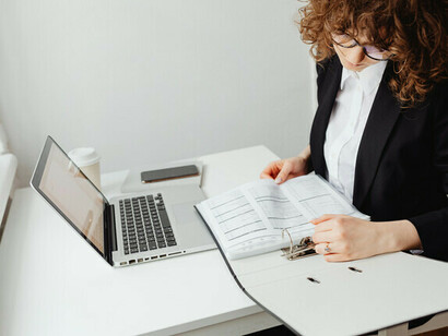 What seemed like an emancipatory leap toward collective knowledge becomes a project of silent domination, sustained by the illusion of technological neutrality