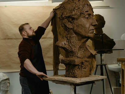 Escultor. Deixou de ser interessante apreciar, comentar, partilhar, mas sim registar nos nossos arquivos pessoais