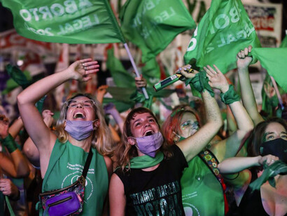 Mujeres protestando por el derecho a la interrupción legal y segura del embarazo