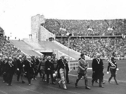 Hitler encabeçando comitiva de autoridades na inauguração dos Jogos Olímpico de Berlim 1936