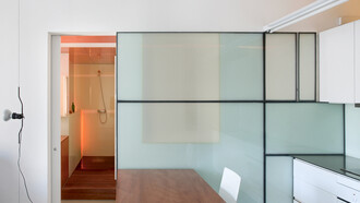 Vivienda semiprefabricada en un edificio plurifamiliar en Barcelona. Autor: Agustí Costa. Foto: David Cardelús 
